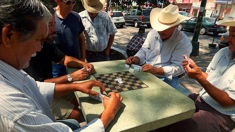 Мексиканцы играют в домино